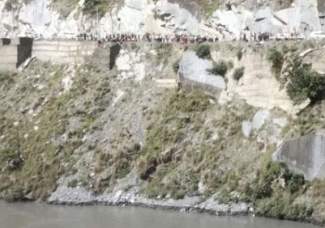 Accident on Chamba-Bharmour NH, uncontrolled car fell into Chamera Dam, 4 to 5 people were on board