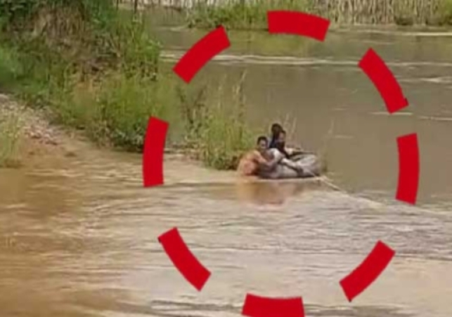 The person who had gone to work in the fields was suddenly flooded, rescued after three and a half hours