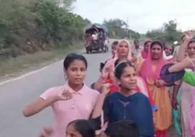 Liquor contract opened overnight, angry women and daughters started bhajan-kirtan
