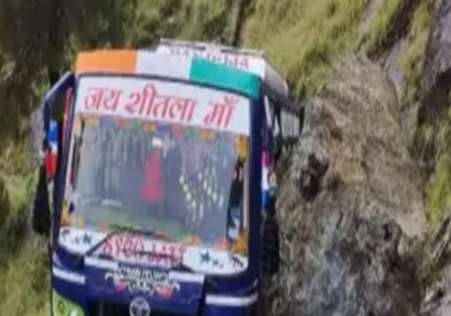 Horrible damage due to rain in Himachal, landslides are happening everywhere, a rock fell on the bus carrying the wedding procession
