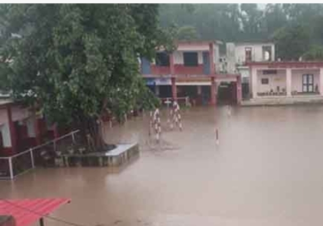 Normal life affected due to torrential rains in Sirmaur, roads including National Highway closed, water entered school.