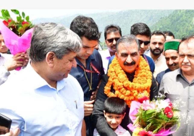 Chief Minister Sukhwinder Singh Sukhu was given a grand welcome today on reaching Chamba for the first time.
