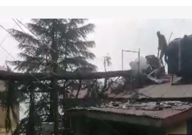 A Big Tree Fell on a House in Vikas Nagar Housing Board Colony, People ran away from home in chaos.