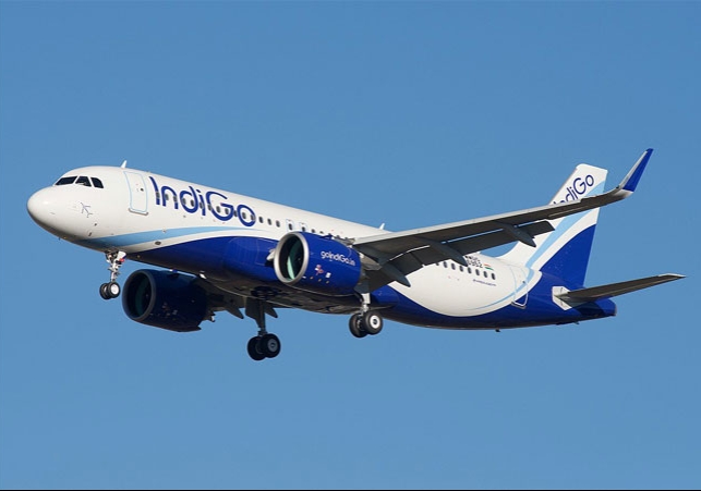 इंडिगो संकट के बीच भारत सरकार का बड़ा एक्शन; एयरलाइनों के मनमाने हवाई किराए पर कसी लगाम, आपदा में अवसर ढूंढ लूट मचा दी