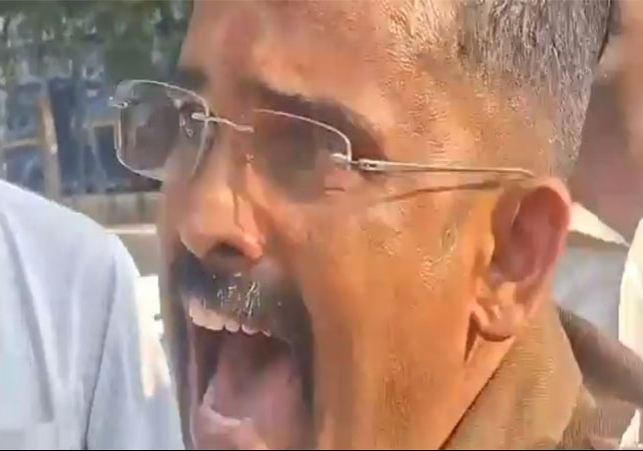  'रिश्वत लेते पकड़ा तो फिल्मी स्टाइल में चीखने लगा'... कर्नाटक के इस पुलिस इंस्पेक्टर का वीडियो सोशल मीडिया पर दौड़ रहा, देखिए