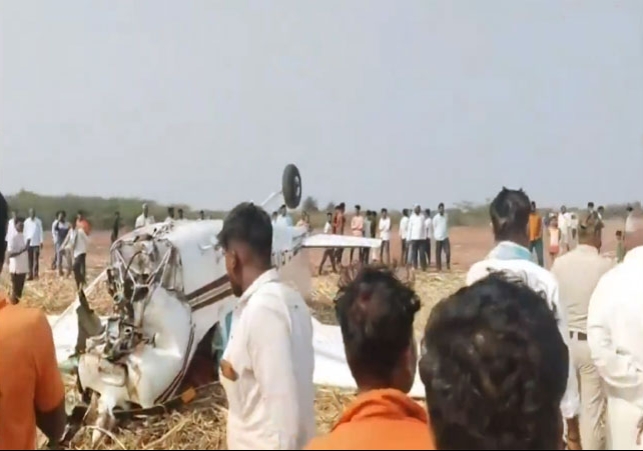 कर्नाटक में प्लेन क्रैश; अचानक हवा में गोते खाते हुए नीचे आ गिरा, गिरते ही चीथड़े उड़े, मौके पर पुलिस-प्रशासन की टीम, लोग भी जुटे