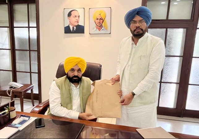 Kuldeep Dhaliwal submitted investigation report of land scam to CM Bhagwant Mann