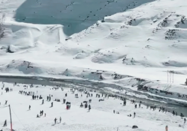 thousands of tourists arrive through Atal Tunnel