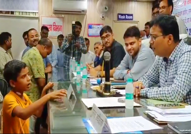 इतने बेबाक तेवर, 13 साल के बच्चे ने DM को हैरत में डाला; अकेले ही फरियाद लेकर पहुंचा, बोला- करवा देंगे नहीं, करवा दीजिए… वीडियो