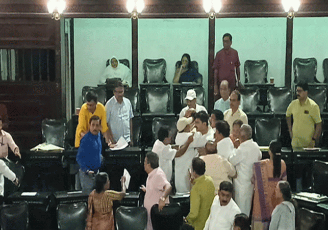 Scuffle between councilors of Trinamool Congress and BJP in Kolkata Municipal Corporation