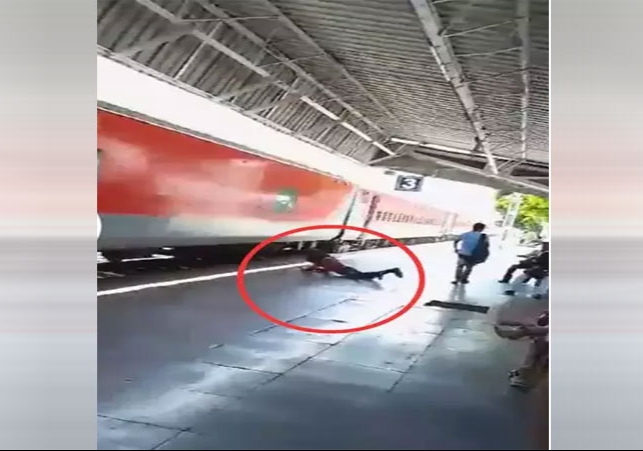 Man fell From Train and rub on Platform