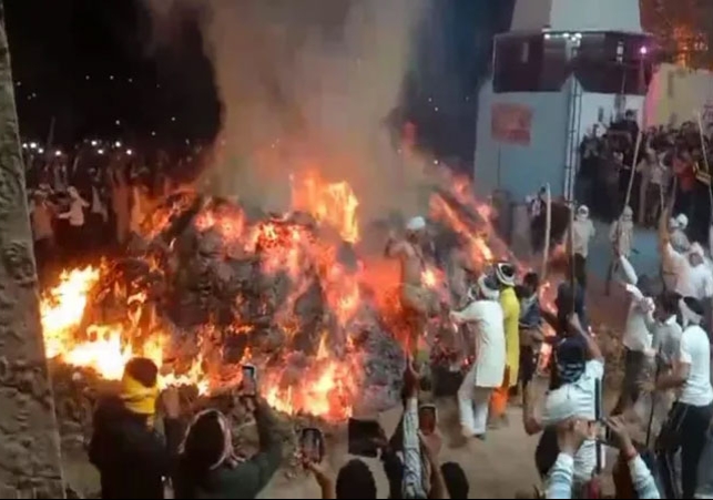  Mathura Phalen Holika Dahan Man Enter In Fire Video News
