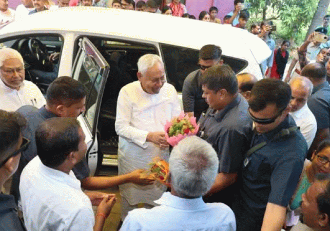 Nitish Kumar visits maternal aunts village