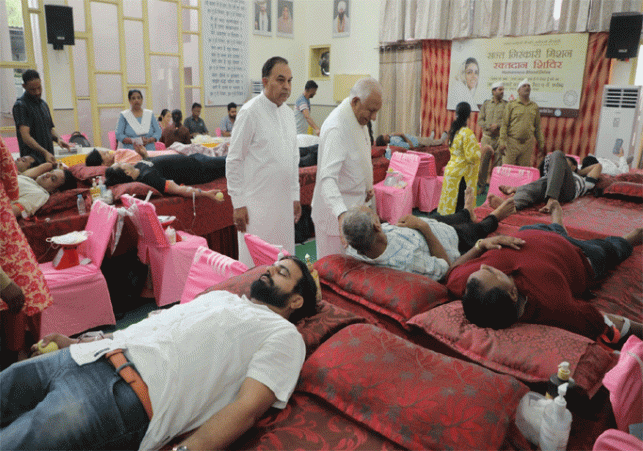 302 Nirankari devotees, including women, enthusiastically donated blood