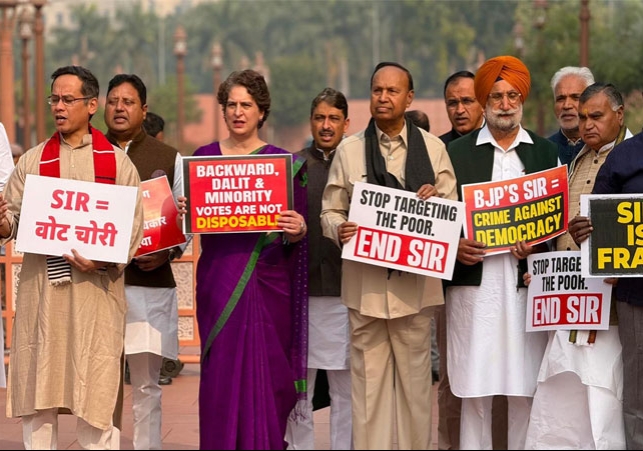 संसद में विपक्ष का भारी विरोध प्रदर्शन; SIR के खिलाफ हल्ला-बोल, कांग्रेस सांसद प्रियंका गांधी ने की नारेबाजी, BJP का बड़ा बयान