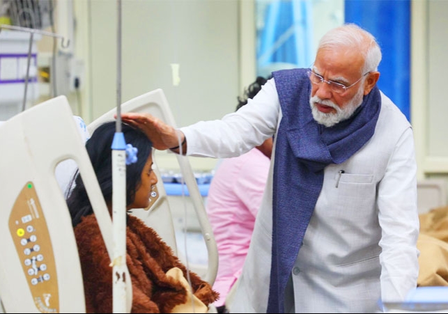 PM Modi meets the victims of the Delhi blast at LNJP hospital