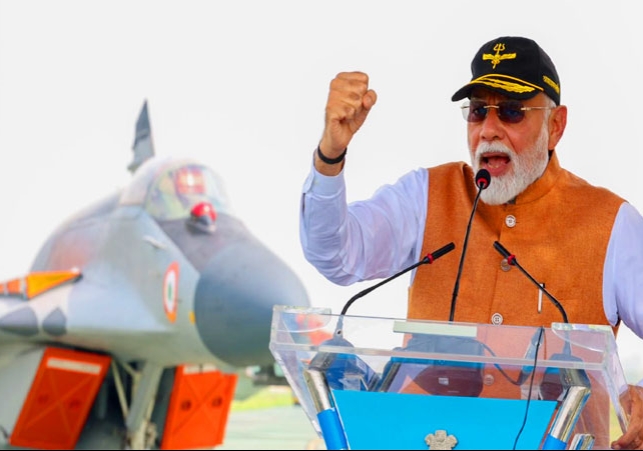 PM मोदी पंजाब में आदमपुर एयरबेस पहुंचे; पाकिस्तान को होश में रहने का मैसेज, एयरफोर्स जवानों के अदम्य साहस को किया सलाम