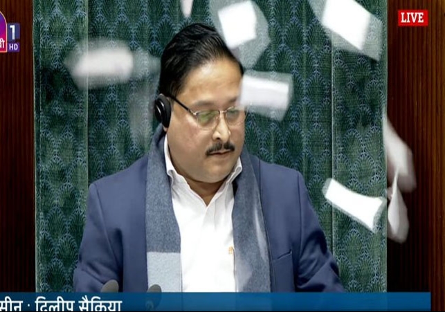 संसद में लोकसभा के 8 सांसद सस्पेंड; राहुल गांधी को न बोलने देने को लेकर जबरदस्त हंगामा, चेयर की तरफ पेपर फाड़कर फेंके गए