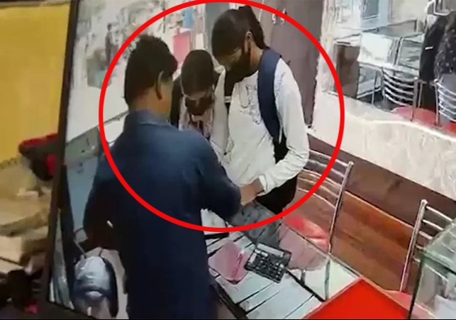 Patna Two Girls Robbers Jewellery Shop Robbery Viral Video