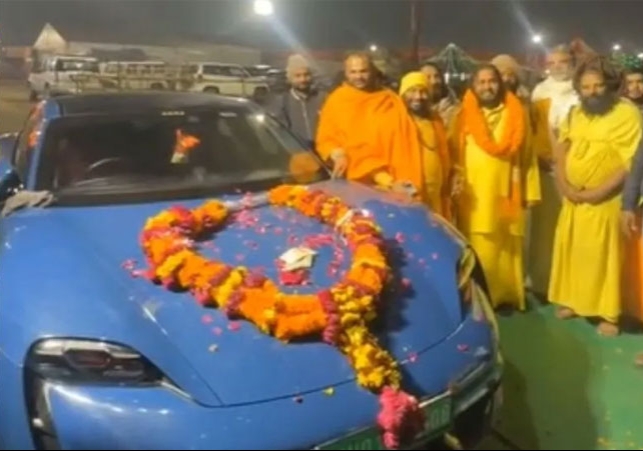 प्रयागराज माघ मेले में सतुआ बाबा का गजब जलवा; लग्जरी Defender कार के बाद काफिले में 3 करोड़ की Porsche कार शामिल