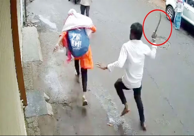 Pune Girl Attack on Road with Sharp Weapon
