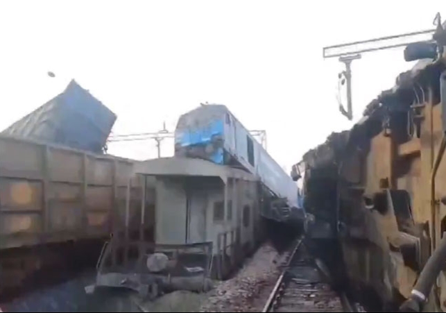 पंजाब में ट्रेन हादसा; 2 ट्रेनों में भीषण टक्कर, ट्रैक पर बिखर गईं बोगियां, एक-दूसरे पर चढ़ीं, पहिए निकलकर अलग गिरे, हादसे का वीडियो