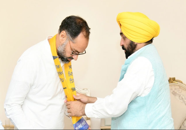 Punjab Former Akali MLA Pawan Kumar Tinu Joins AAP In Presence CM Mann