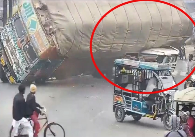 मौत भी कैसे-कैसे आती है! लोडेड ट्रक अचानक बोलेरो के ऊपर पलटा, चीथड़े उड़ गए, कांप उठेंगे इस हादसे का वीडियो देखकर, मंजर डरावना  