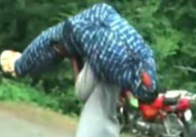 Man Carries Wife’s Body on Motorcycle After Fatal Accident in Nagpur-Jabalpur Highway Tragedy