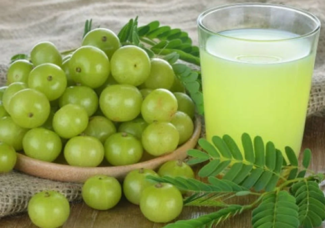 7 Health Benefits of Drinking Amla Juice on Empty Stomach | Indian Gooseberry Benefits