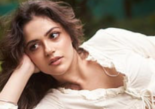 Aneet Padda Stuns in Tarun Tahiliani’s Golden Ensemble at Lakmé Fashion Week