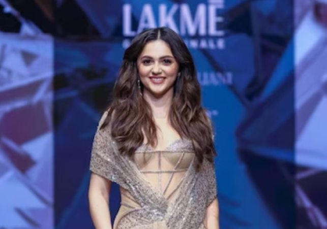 Aneet Padda Stuns in Golden Saree at Lakmé Fashion Week | Tarun Tahiliani