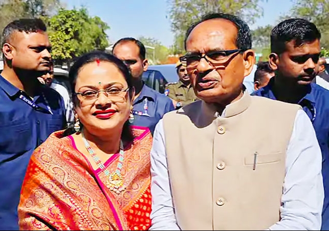 Shivraj Singh Chouhan Forgot His Wife Sadhna in Gujarat Junagarh Visit