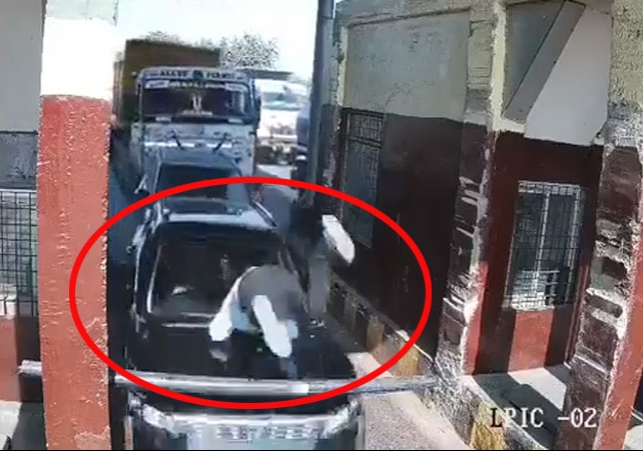 भयानक! टोल प्लाजा पर बेकाबू ट्रक का तांडव; 2 कारों को टक्कर मार धकेलते ले गया, CCTV में कैद हुआ हादसे का पूरा मंजर, देखें
