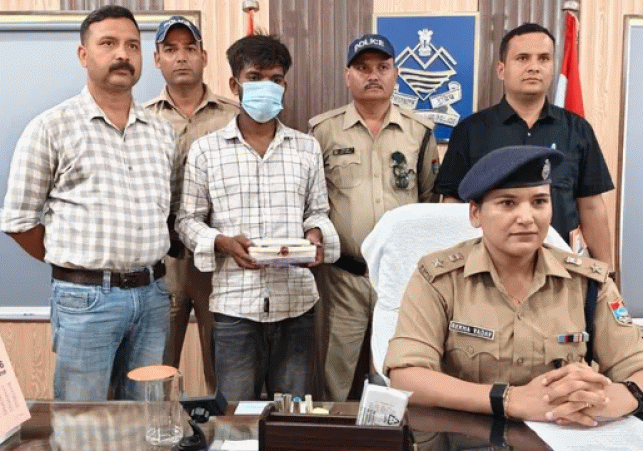 Smuggler-arrested-with-smack-1782388897092_v
