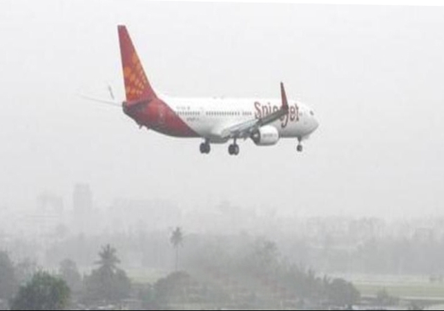 SpiceJet SG-11 Flight lands in Karachi Pakistan