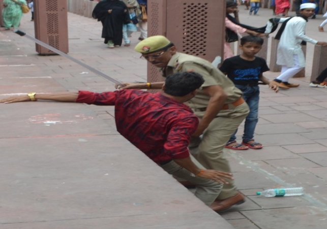 Lathi Charge at TajMahal: ताजमहल पर पुलिस- पीएसी ने पर्यटकों पर बरसायीं लाठियां