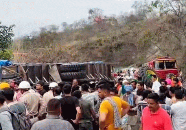 Tractor-trolley carrying devotees traveling from Peer Nigah