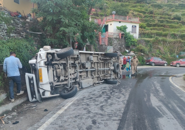 Tempo Traveller overturns on Badrinath Highway