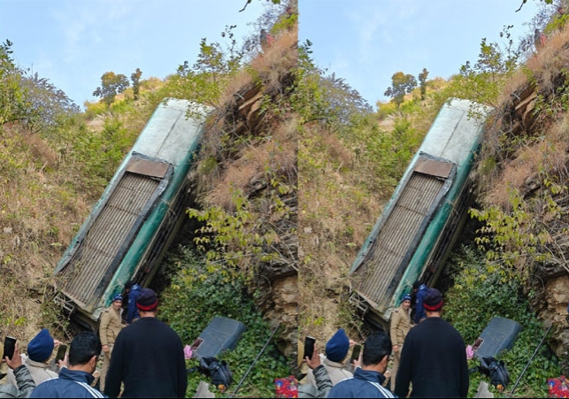 उत्तराखंड में दर्दनाक हादसा; यात्रियों से भरी बस गहरी खाई में गिरी, इतने लोगों की मौत से हाहाकार, SDRF ने रेस्क्यू ऑपरेशन चलाया