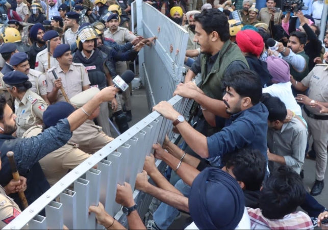 FIR against those who broke the gate of Punjab University