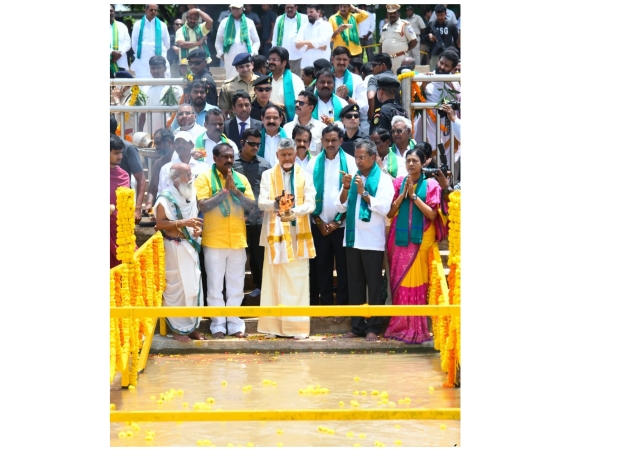 Chief Minister performed 'Jal-Aarti'