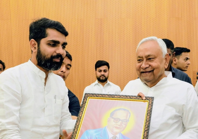 Mahesh Das met with Chief Minister Nitish Kumar.