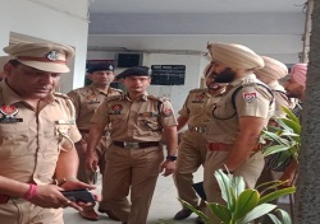 डीजीपी गौरव यादव द्वारा मोहाली के मटौर थाने और फेज़ आठ थाने का औचक निरीक्षण