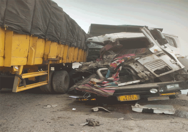 Five vehicles collided on KMP in fog, one dead, one injured