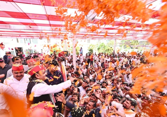 akhilesh_yadav_holi_1772639048992_1772639049348