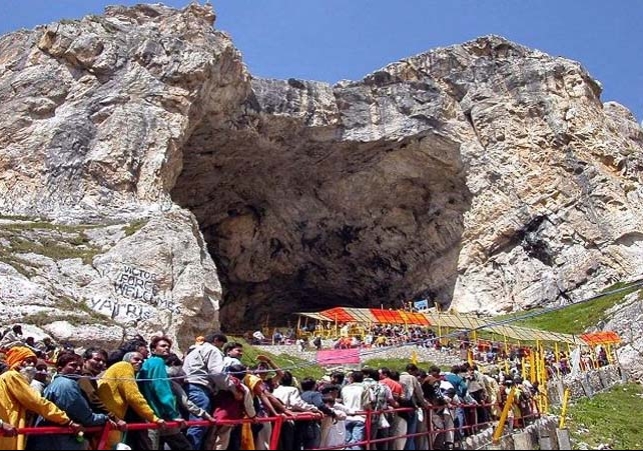 Around 17 thousand pilgrims visited the holy Shivling in Amarnath