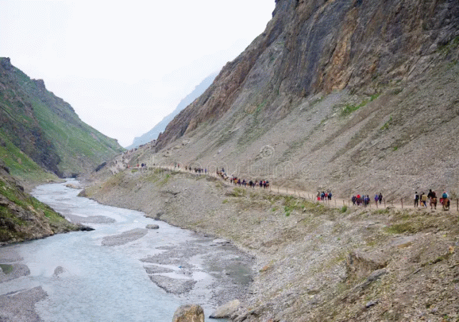 अमरनाथ यात्रा की शुरुआत 3 जुलाई से हो गई है। हर साल लाखों भक्त बाबा बर्फानी के दर्शन करने अमरनाथ पहुंचते हैं। 