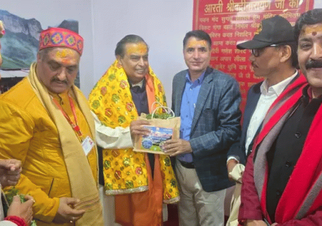 Mukesh Ambani visited the Badrinath and Kedarnath shrines