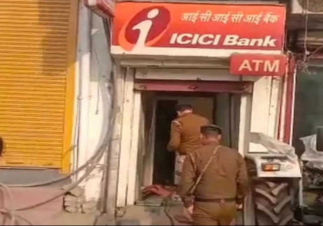 See how the thieves uprooted the cash loaded ATM of ICICI Bank